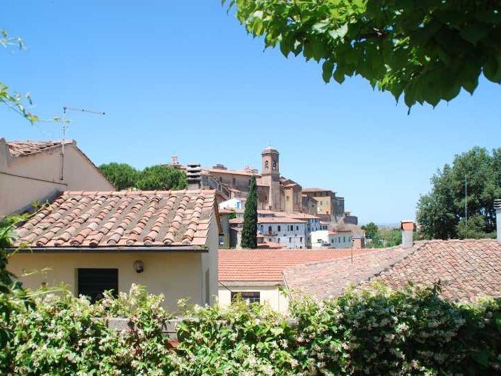 Blick auf mittelalterliches Dorf in Lari, Toskana