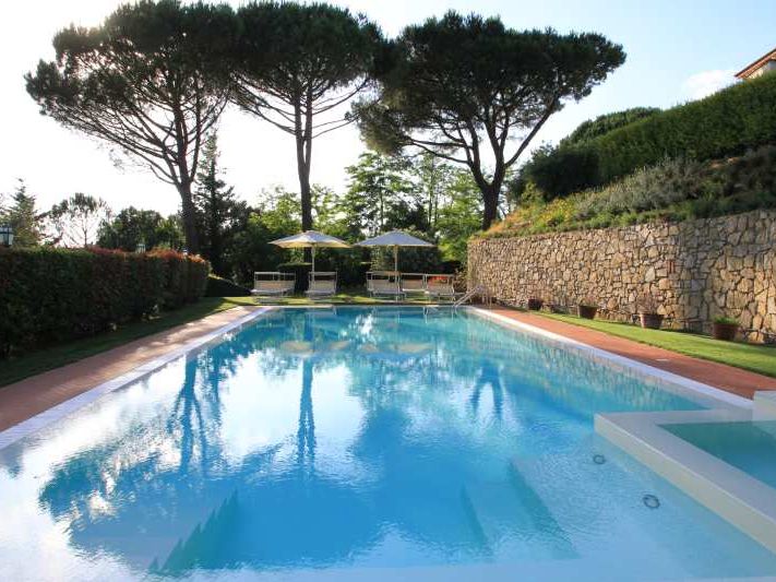 Pool unter Pinien in Toskana an Villa